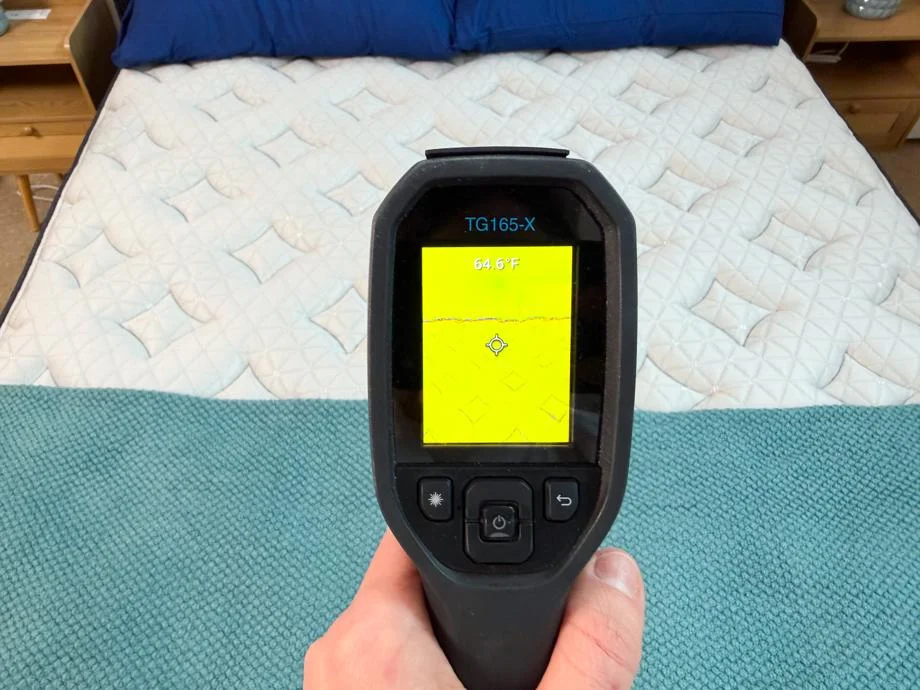 thermal imaging of the helix midnight luxe mattress before being rested on 2 1