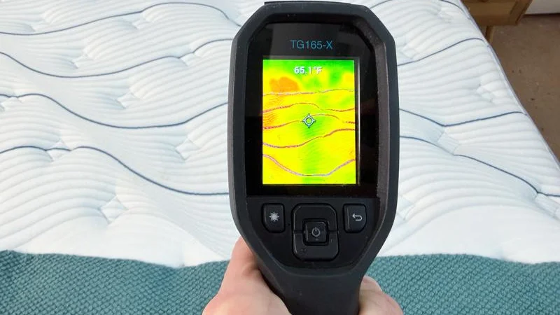 Thermal imaging of the Bear Elite Hybrid Mattress before being rested on