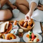 couple eating breakfast on the bed 3575143 1