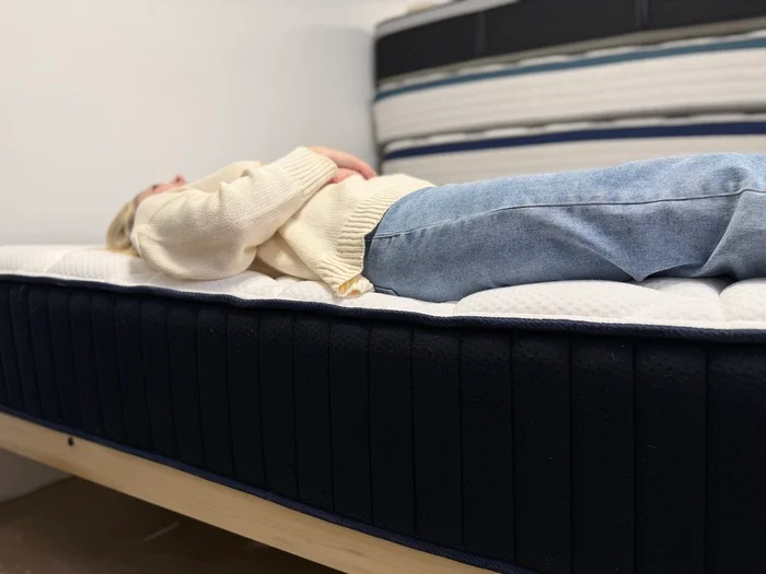 dreamcloud classic hybrid mattress edge support lying2