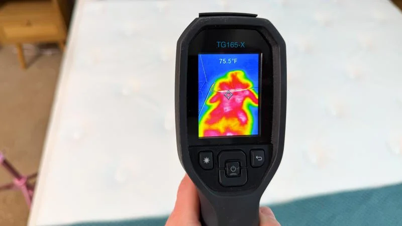 thermal imaging of the winkbed luxury firm mattress after being rested on 2